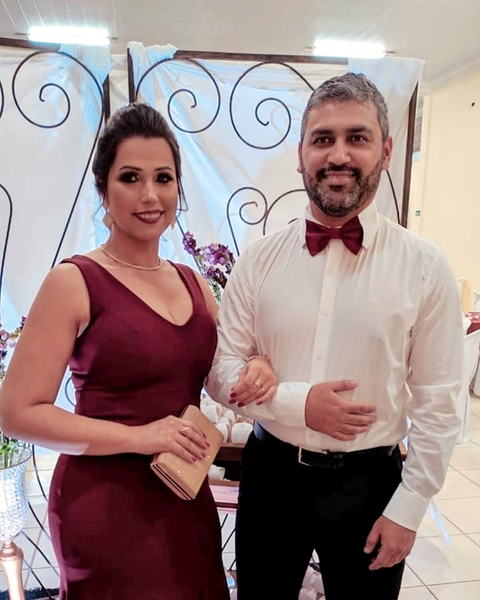 Noivo de terno e noiva com vestido de renda atendidos pela PABWLLA NOIVAS