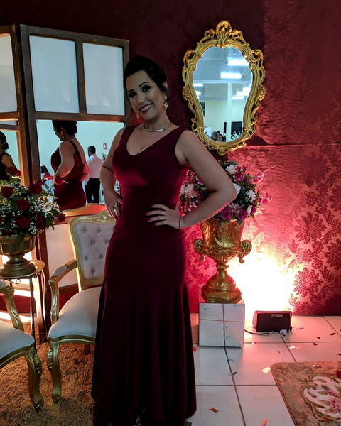 Cliente provando um vestido no provador da PABWLLA NOIVAS em Porangatu